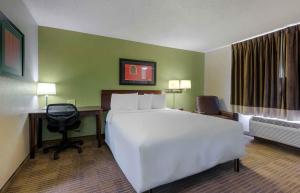 Giường trong phòng chung tại Extended Stay America Suites - Orlando - Lake Mary - 1036 Greenwood Blvd +20 ảnh