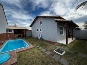 une petite maison avec une piscine dans la cour dans l'établissement Casa Diamante, à Angelim