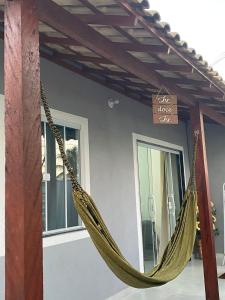 une paire de hamacs suspendus à une pergola dans l'établissement Casa Diamante, à Angelim