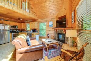 Dapur atau dapur kecil di Hot Tub and Game Area Rustic Cabin 5 Mi to GSMNP