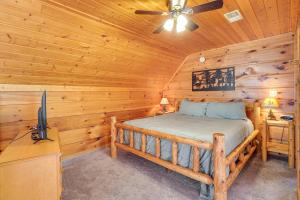 Katil atau katil-katil dalam bilik di Hot Tub and Game Area Rustic Cabin 5 Mi to GSMNP