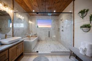 Koupelna v ubytování 7BD-6.5Bath - Luxury Lakeview House - Sleeps 30 + 19 fotografií