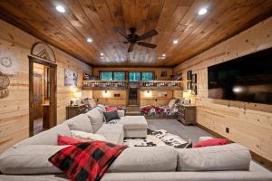 Posezení v ubytování 7BD-6.5Bath - Luxury Lakeview House - Sleeps 30