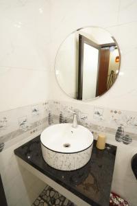 ニンビンにあるTam Coc Riverside Homestayの洗面台と鏡のあるバスルーム +36枚の写真