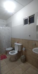 Alquiler Por Dia Choele Choel 6 في شويل شويل: حمام مع مرحاض ومغسلة