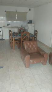 Alquiler Por Dia Choele Choel 6 في شويل شويل: غرفة معيشة مع أريكة جلدية وطاولة