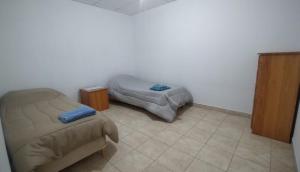 Alquiler Por Dia Choele Choel 6 في شويل شويل: غرفة نوم مع سرير والمسند فيه