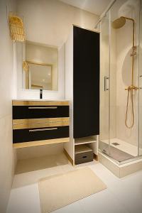 a bathroom with a sink and a shower at Studio Palais des Festivals - Centre Ville - Plages - Commerces - Internet Fibre in Cannes