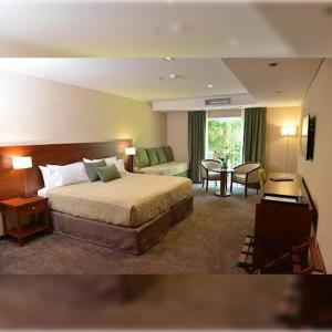 Una habitación de hotel con una cama, una mesa y sillas. en Iguazu Hotel, en Puerto Iguazú 25 fotos más