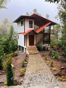 een klein huis met een pad dat er naar toe leidt bij Luli Wasi in Miraflores