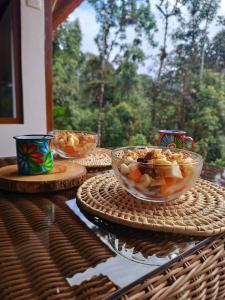 een tafel met kommen eten erop bij Luli Wasi in Miraflores +30 foto's