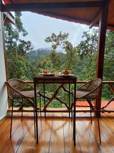 een tafel en stoelen op een balkon met uitzicht bij Luli Wasi in Miraflores