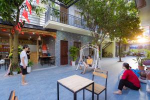 ニンビンにあるTam Coc Riverside Homestayの二人の人が揺れる