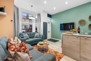 a living room with a couch and a tv at Aylesbury House 3 En-suite Bedrooms Parking Pets in Portsmouth