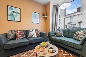 a living room with two couches and a table at Aylesbury House 3 En-suite Bedrooms Parking Pets in Portsmouth