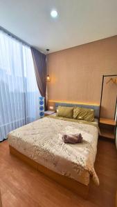 バトゥにあるVilla Almahyra Batuの部屋の中に大きなベッドがある寝室