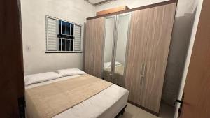 Un dormitorio pequeño con una cama y una ventana. en Sobrado charme da Chappada, en Rio de Contas