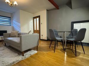 Χώρος καθιστικού στο One bedroom basement flat