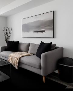 O zonă de relaxare la Upscale 1 Bed & Den Downtown Toronto