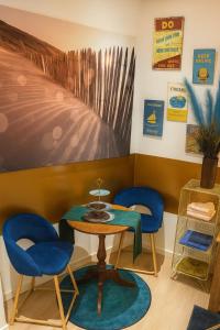a waiting room with a table and two chairs at Studio Palais des Festivals - Centre Ville - Plages - Commerces - Internet Fibre in Cannes