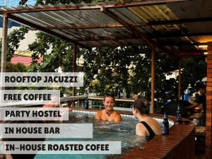 Clientes alojados en Chinatown Hostel by Mingle - Rooftop Private Jacuzzi with Bar