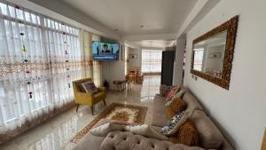 a living room with a couch and a television at Valle Sagrado in Coya