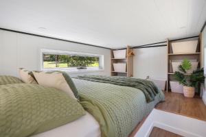 ein Schlafzimmer mit einem Bett und einem Fenster in der Unterkunft Big Tiny Medlow in Medlow Bath