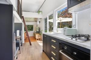 Kuchyň nebo kuchyňský kout v ubytování Big Tiny Medlow