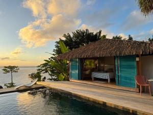 a resort with a swimming pool and a house at Fare Mãhanahana in Taoru