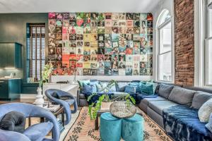 sala de estar con sofás azules y pared de ladrillo en Bettye - B, en Nashville