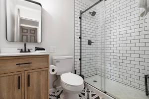 Un baño de Steps from Boone Lake! 3BR home with hot tub 42 fotos más