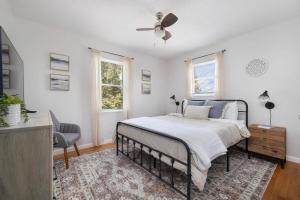 Una cama o camas en una habitación de Steps from Boone Lake! 3BR home with hot tub