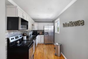 Una cocina o cocineta en Steps from Boone Lake! 3BR home with hot tub