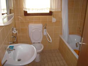 Łazienka z białą toaletą i umywalką w obiekcie Apartments Rukavina w mieście Umag +26 zdjęć
