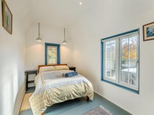 a bedroom with a bed and a window at Bohemia Cottage in Royal Tunbridge Wells