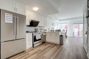 Η κουζίνα ή μικρή κουζίνα στο Luxury 2 Queen Beds Suite with Private Bathroom near Downsview Park Subway easy access Downtown
