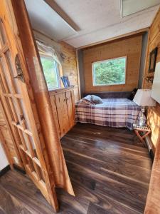 a bedroom in a tiny house with a bed at La Maison Conteneur in Amos