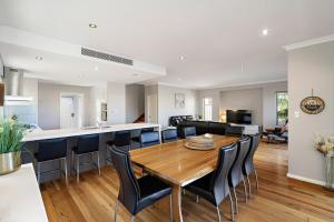 Η κουζίνα ή μικρή κουζίνα στο Two-Storey Lakeview Retreat at Dunsborough Lakes +23 φωτογραφίες