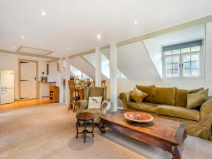 una sala de estar con un sofá y una mesa en Casa Bowwow - Uk48047, en Machen