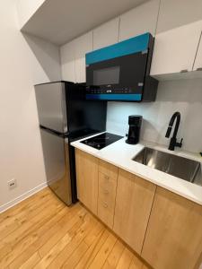 Dapur atau dapur kecil di Well located studio Montreal with Parking