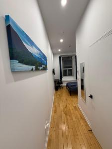 Katil atau katil-katil dalam bilik di Well located studio Montreal with Parking