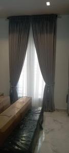 1 dormitorio con 2 ventanas grandes con cortinas en Adeniyi Jones Court Luxury Home, en Ibadán