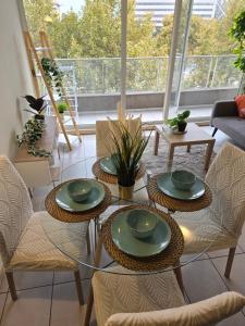 a living room with a glass table and chairs at Providencia Premium Departamento 2 camas matrimonial 2 baños parckin y wifi in Santiago