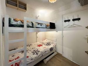 une petite chambre avec un lit superposé et une chambre avec un lit gmaxwell gmaxwell gmaxwell dans l'établissement Studio rénové avec balcon et parking aux Orres - FR-1-322-687, à Le Mélézet