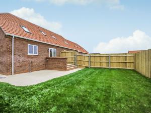 a house with a fence and a yard at 1 Dawson Court - Uk33410 in Mablethorpe +1 photo