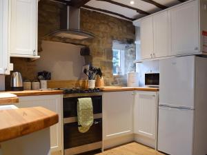 Kuchyň nebo kuchyňský kout v ubytování April Cottage - Uk2152