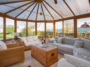 un salon avec des canapés et un grand plafond en verre dans l'établissement Lyndhurst Cottage, à Carlton