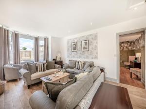 ein Wohnzimmer mit Sofa und Tisch in der Unterkunft North End Cottage in Longframlington