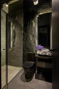 um banheiro com chuveiro, vaso sanitário e pia em La Rock Club House em Medellín