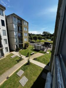 Una vista de un patio desde una ventana de un edificio. en Amanecer llanero, en Villavicencio
